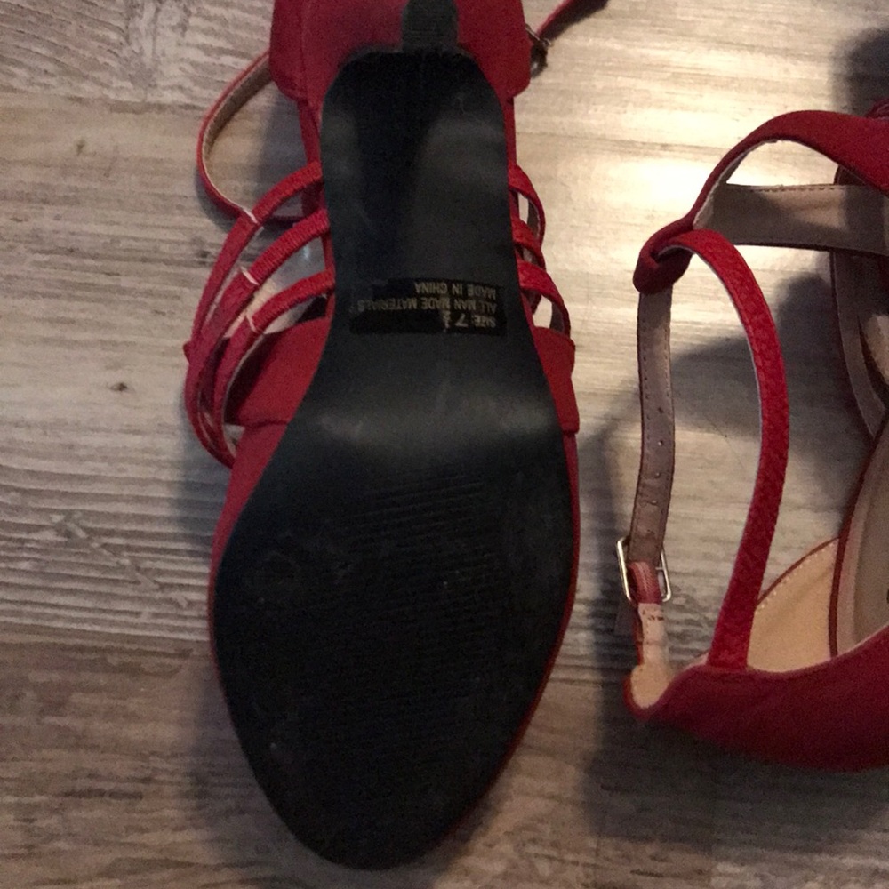 Red strapped heel - Picture 4 of 4